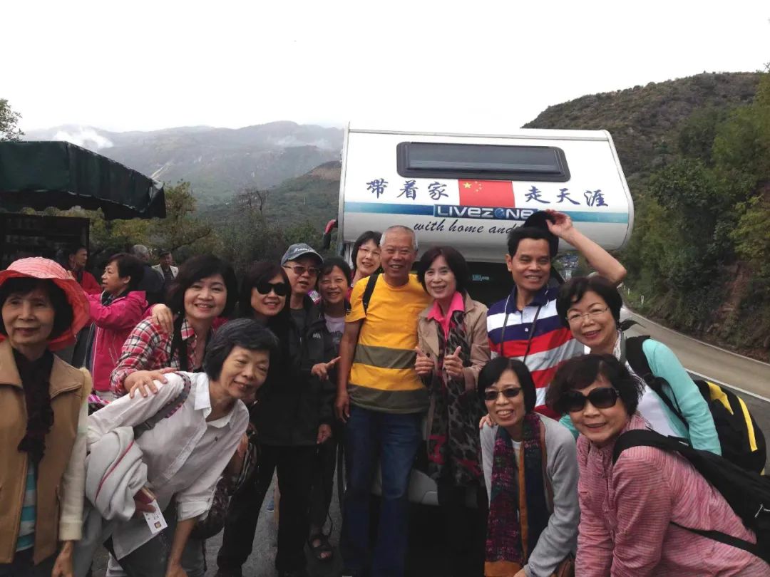 七旬老人開房車帶老伴游世界l中國(guó)房車圈最早的“網(wǎng)紅達(dá)人” 七旬老人開房車帶老伴游世界l中國(guó)房車圈最早的“網(wǎng)紅達(dá)人”