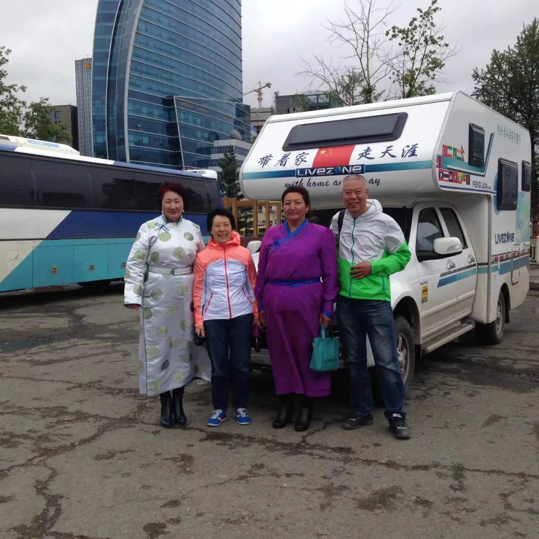 七旬老人開房車帶老伴游世界l中國(guó)房車圈最早的“網(wǎng)紅達(dá)人” 七旬老人開房車帶老伴游世界l中國(guó)房車圈最早的“網(wǎng)紅達(dá)人”