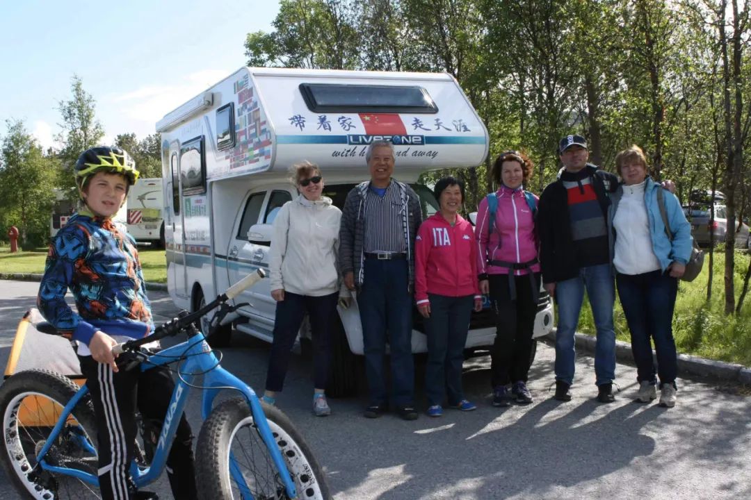 七旬老人開房車帶老伴游世界l中國(guó)房車圈最早的“網(wǎng)紅達(dá)人” 七旬老人開房車帶老伴游世界l中國(guó)房車圈最早的“網(wǎng)紅達(dá)人”