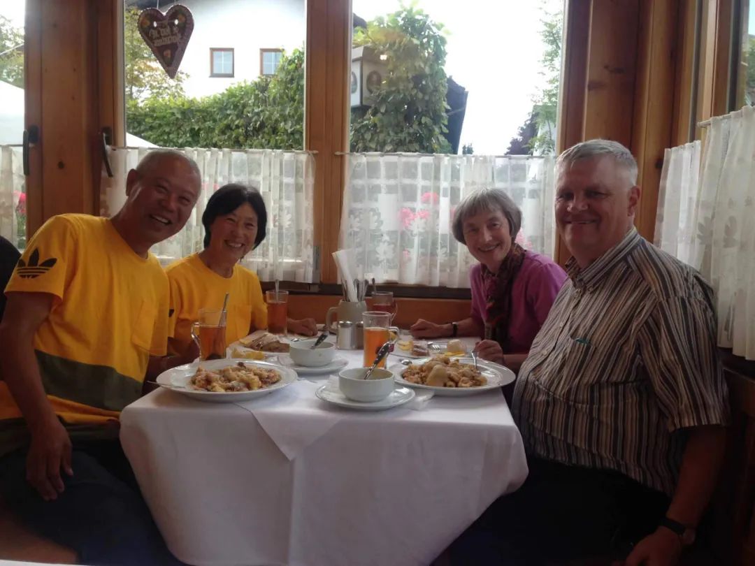 七旬老人開房車帶老伴游世界l中國(guó)房車圈最早的“網(wǎng)紅達(dá)人” 七旬老人開房車帶老伴游世界l中國(guó)房車圈最早的“網(wǎng)紅達(dá)人”