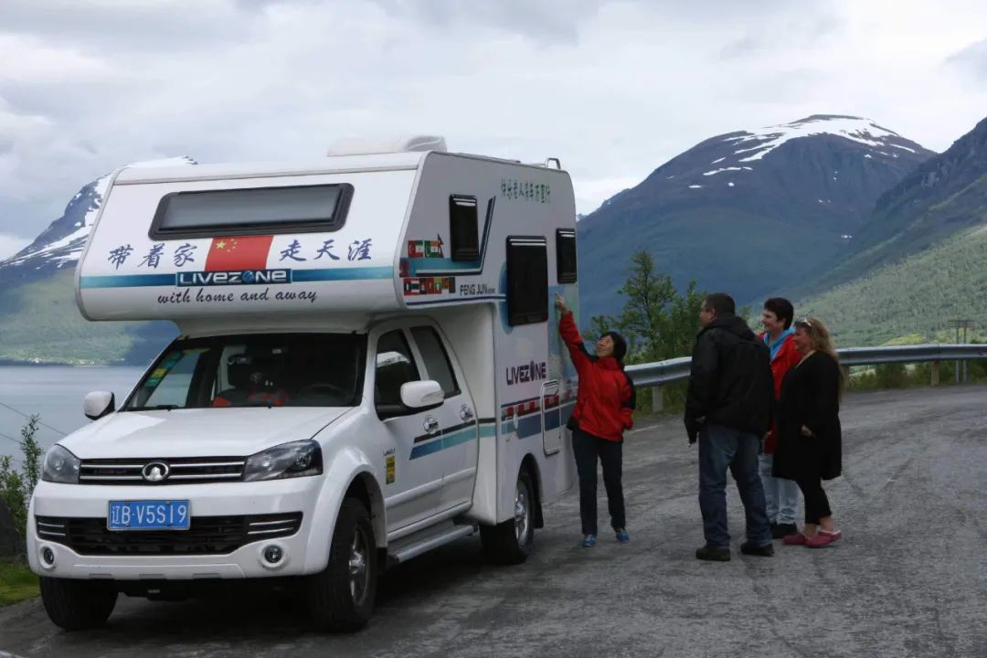 七旬老人開房車帶老伴游世界l中國(guó)房車圈最早的“網(wǎng)紅達(dá)人” 七旬老人開房車帶老伴游世界l中國(guó)房車圈最早的“網(wǎng)紅達(dá)人”