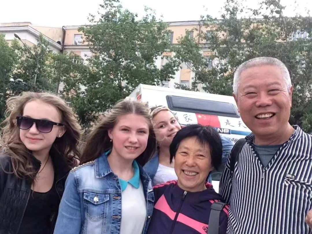 七旬老人開房車帶老伴游世界l中國(guó)房車圈最早的“網(wǎng)紅達(dá)人” 七旬老人開房車帶老伴游世界l中國(guó)房車圈最早的“網(wǎng)紅達(dá)人”