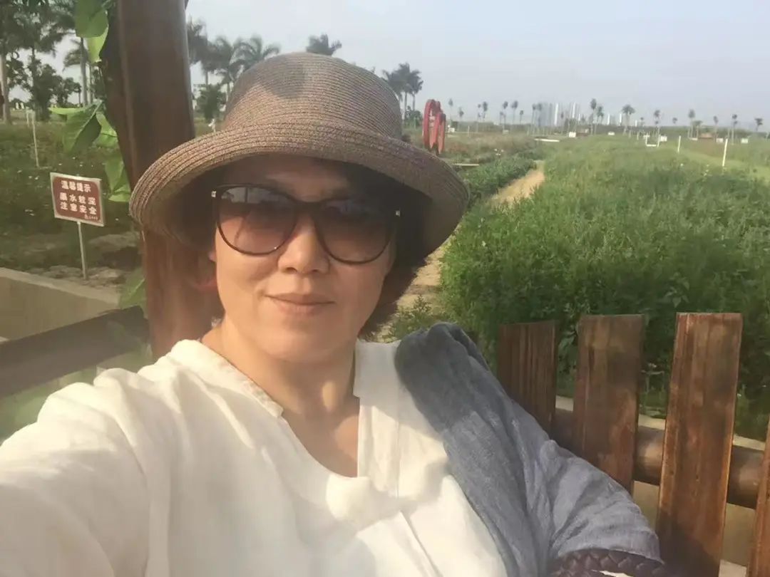58歲的她，自駕房車旅居，一人兩犬，活成了自己喜歡的樣子