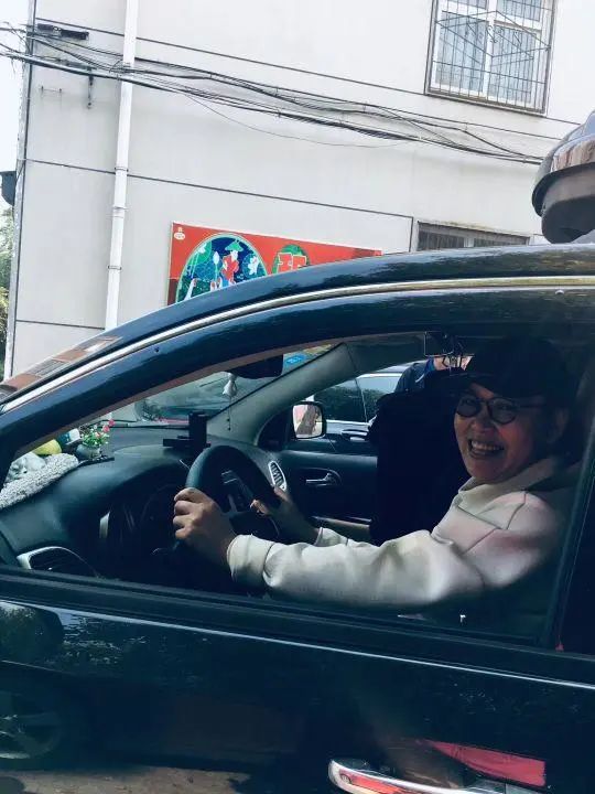 58歲的她，自駕房車旅居，一人兩犬，活成了自己喜歡的樣子