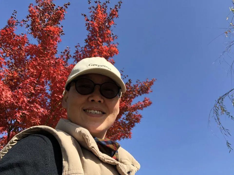 58歲的她，自駕房車旅居，一人兩犬，活成了自己喜歡的樣子