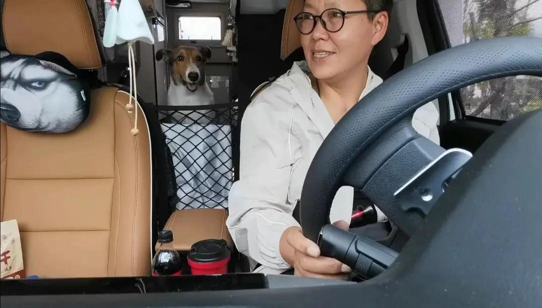 58歲的她，自駕房車旅居，一人兩犬，活成了自己喜歡的樣子