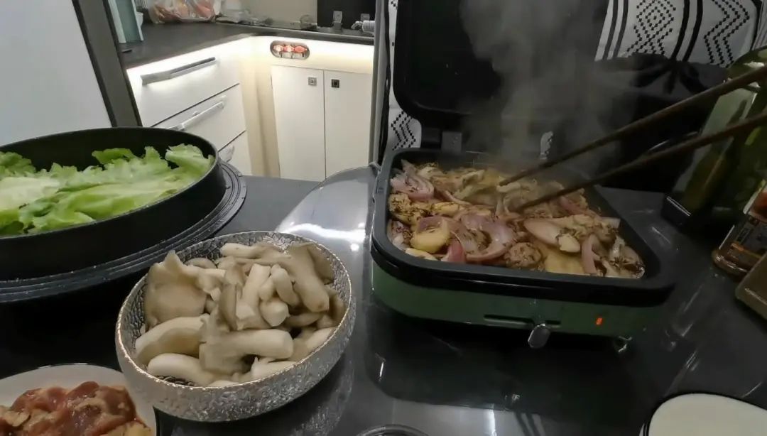 58歲的她，自駕房車旅居，一人兩犬，活成了自己喜歡的樣子